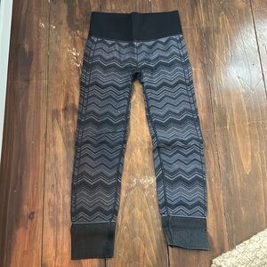Lululemon seamless leggings in gray Chevron pattern.